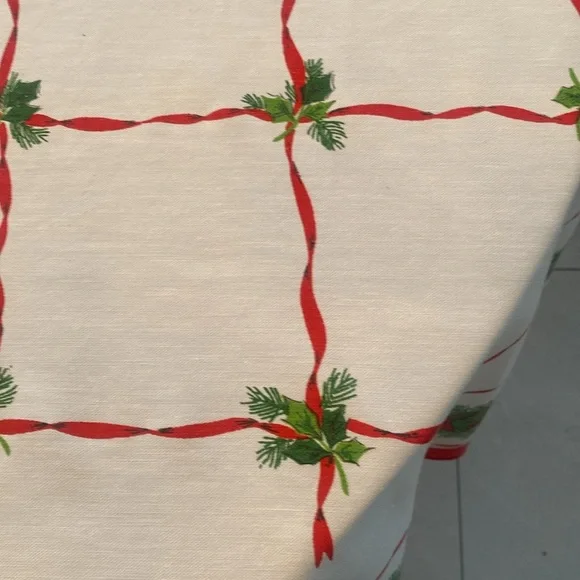 Holiday Festive Red/Green/white Oblong Tablecloth 
80 x 60 - Picture 4 of 10